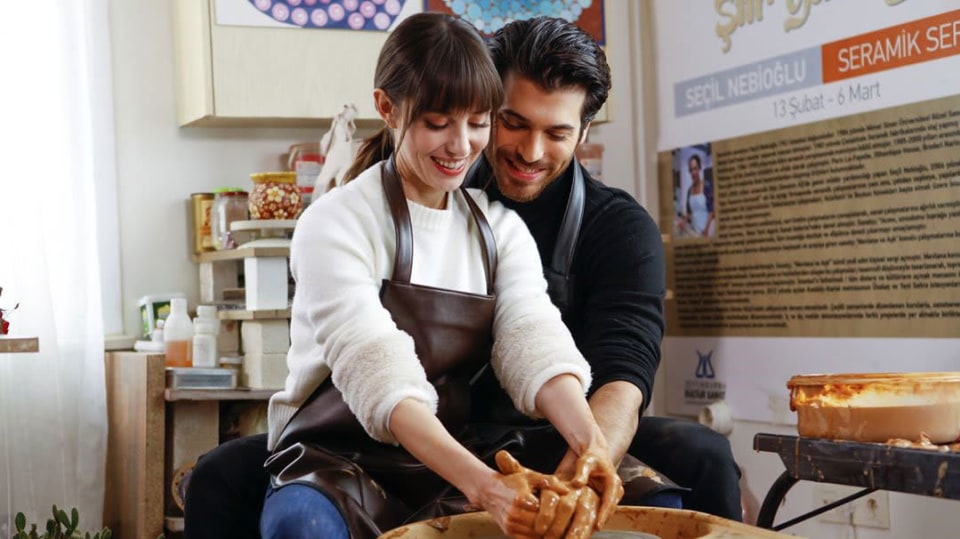 Nazli (Özge Gürel) studuje gastronomii na univerzitě kulinářských umění